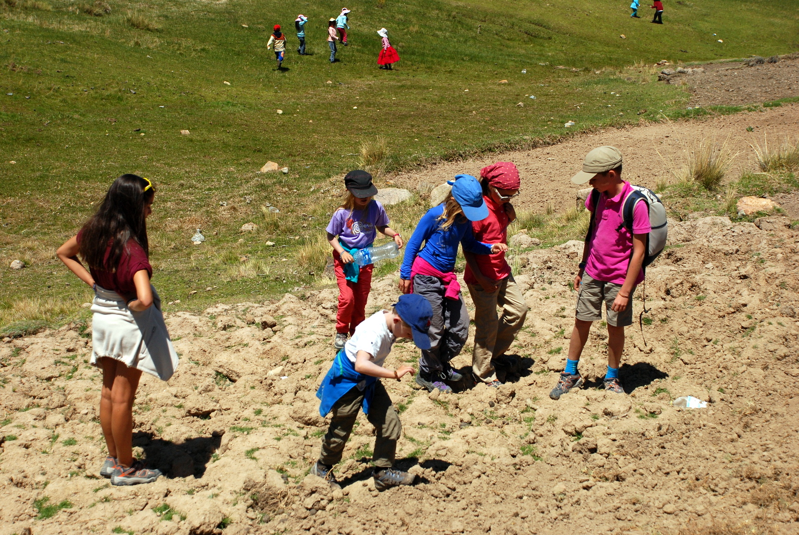 Alix, Romane et Samuel, et leurs nouveaux copains, Clara, Simon et Ysaline